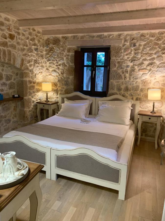 Vetilios Lithos Boutique Hotel Neo Oitilo Bagian luar foto