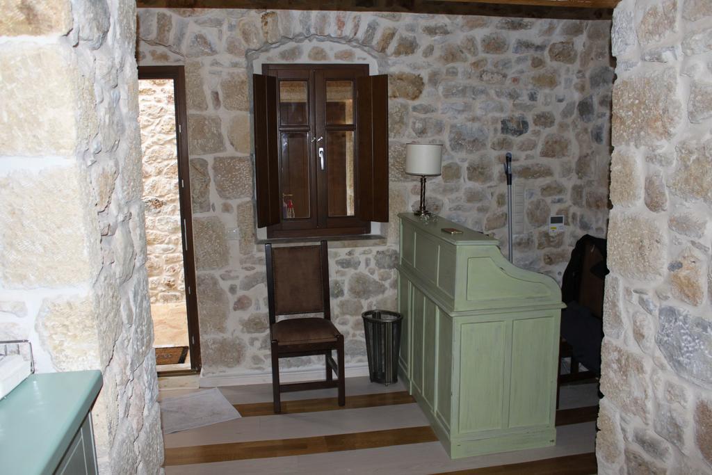 Vetilios Lithos Boutique Hotel Neo Oitilo Bagian luar foto